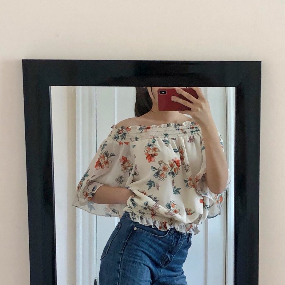 Short sleeves shoulder crop top with floral print